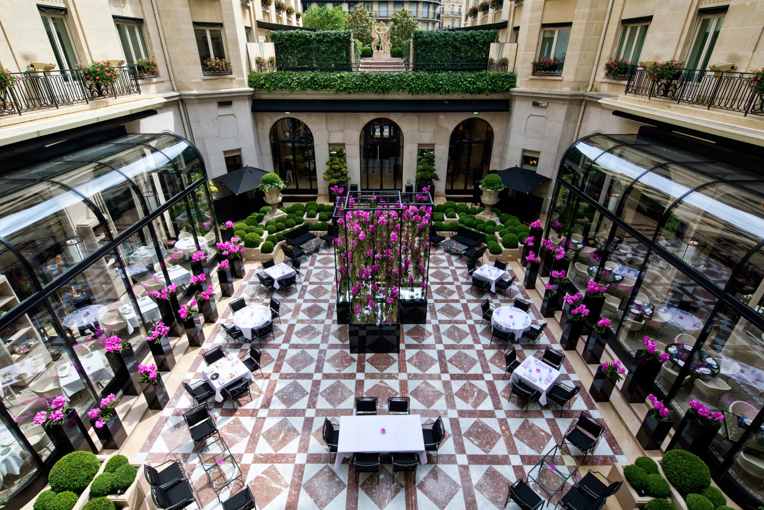 four-seasons-hotel-george-v-paris-courtyard